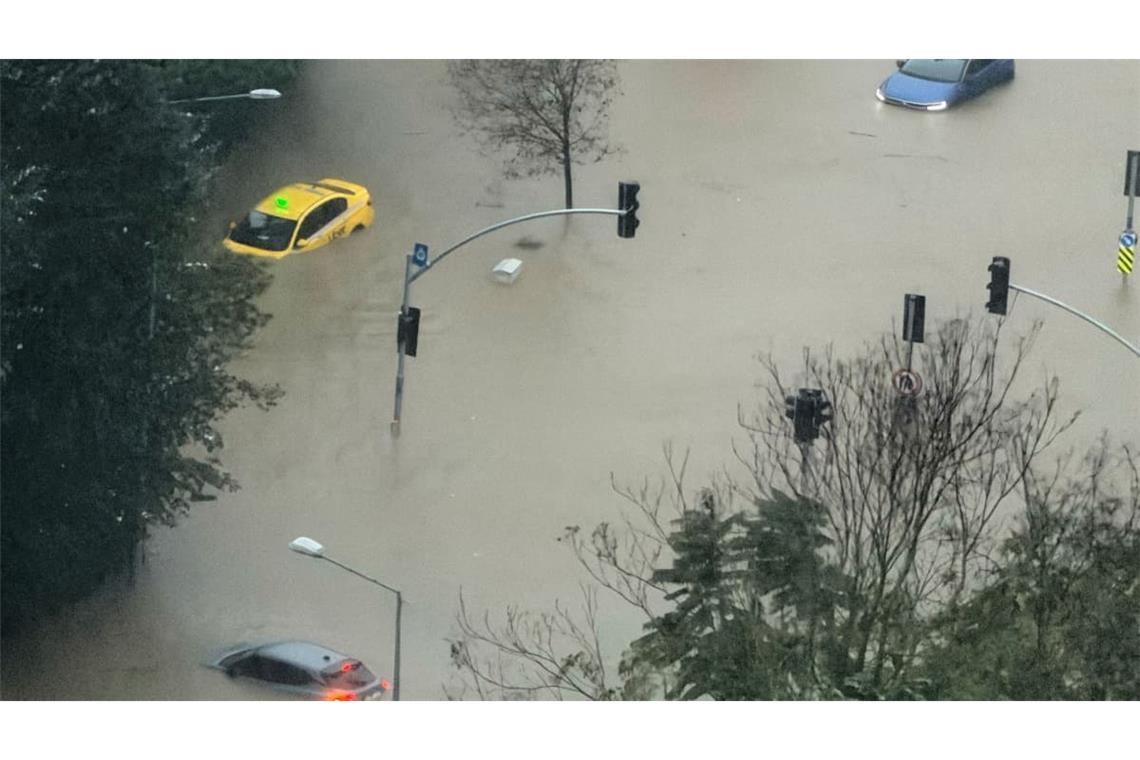 Fahrzeuge bleiben während starker Regenfälle auf einer teilweise überfluteten Straße in Istanbul liegen.