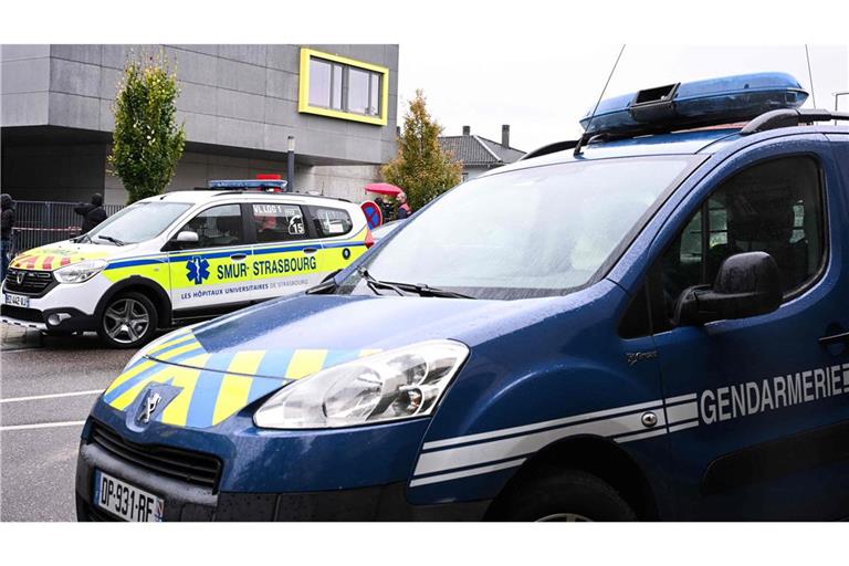 Fahrzeuge der französischen Gendarmerie stehen vor dem Robert-Schuman-Gymnasium, nachdem eine Lehrerin von einem Schüler mit einer scharfen Waffe niedergestochen worden war.