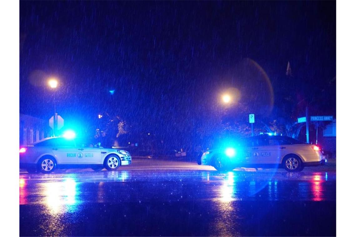Fahrzeuge der Virginia State Police blockieren eine Straße nahe des Gebäudes. Foto: Liu Jie/XinHua