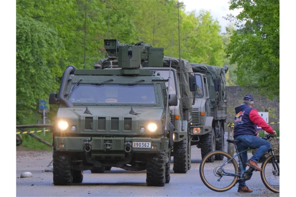Fahrzeuge des belgischen Militärs im Mai während der Fahndung nach dem Soldaten. Foto: Nicolas Maeterlinck/BELGA/dpa