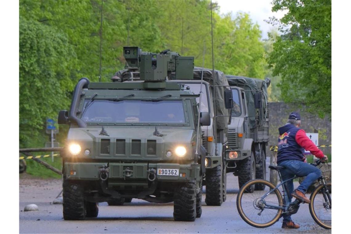 Belgien: Terrorverdächtiger Soldat tot aufgefunden Fahrzeuge des belgischen Militärs im Mai während der Fahndung nach dem Soldaten. Foto: Nicolas Maeterlinck/BELGA/dpa