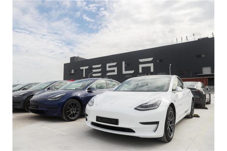 Fahrzeuge des „Models 3“ stehen vor der Tesla-Fabrik in Shanghai. Foto: Ding Ting/XinHua/dpa
