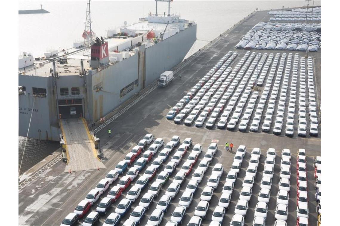Fahrzeuge des Volkswagen Konzerns stehen im Hafen von Emden zur Verschiffung bereit. Foto: Jörg Sarbach/dpa/Archiv