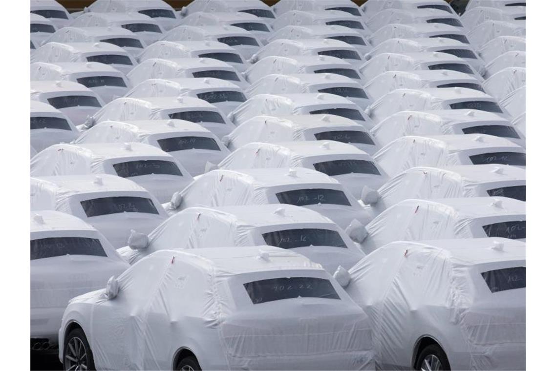 Fahrzeuge des Volkswagen Konzerns stehen im Hafen von Emden zur Verschiffung bereit. Foto: Jörg Sarbach/dpa