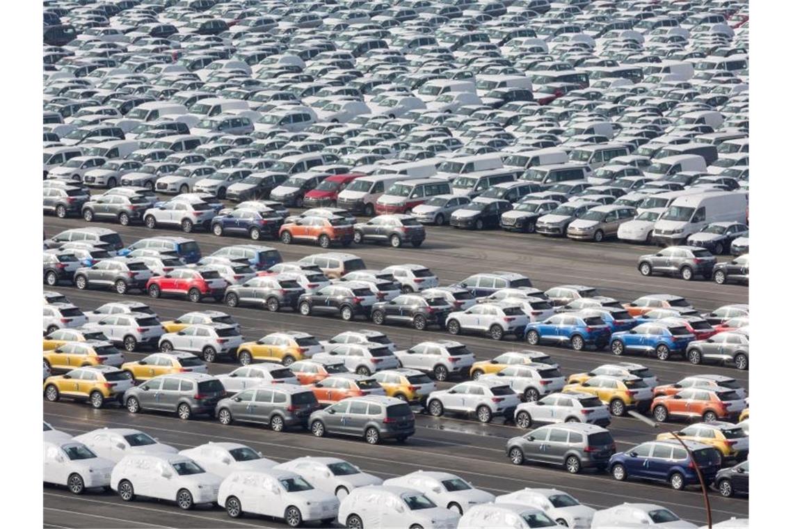 Fahrzeuge des Volkswagen-Konzerns stehen im Hafen von Emden zur Verschiffung bereit. Foto: Jörg Sarbach/dpa