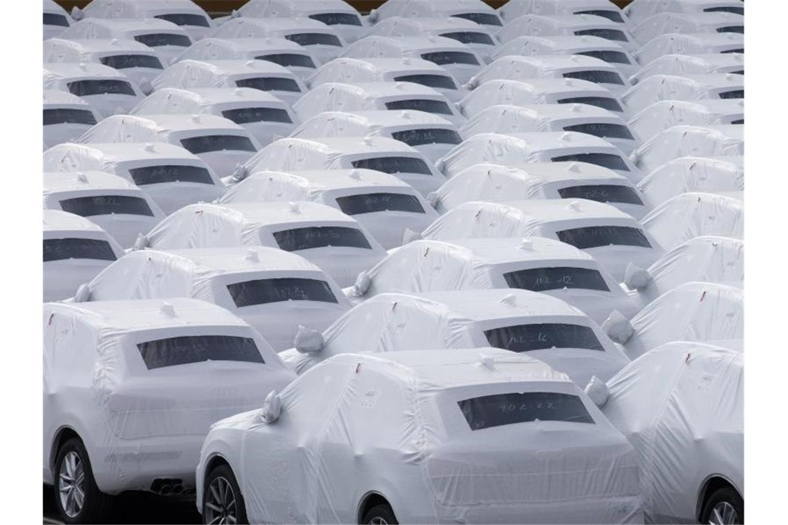 Fahrzeuge des Volkswagen Konzerns stehen im Hafen von Emden zur Verschiffung bereit. Foto: Jörg Sarbach/dpa/Archivbild/Symbolbild