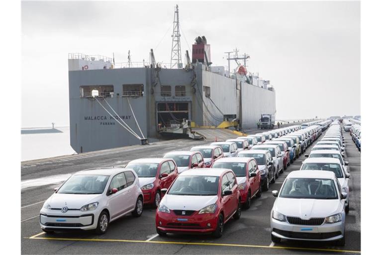 Fahrzeuge des Volkswagen-Konzerns stehen im Hafen von Emden zur Verschiffung bereit. Foto: Jörg Sarbach