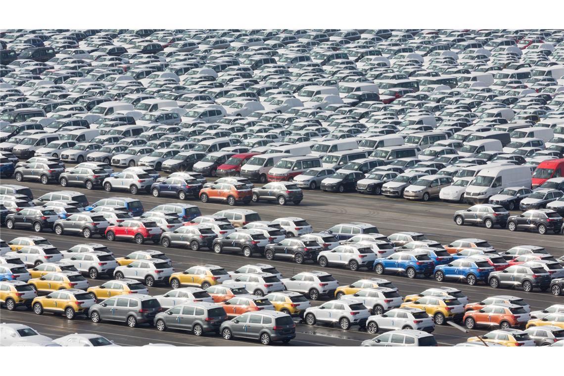 Fahrzeuge des VW-Konzerns stehen zum Export bereit. (Symbolbild)