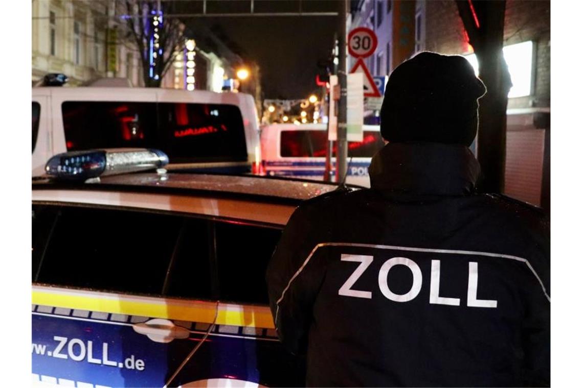 Bundesweite Razzia gegen Geldwäscher-Bande: acht Festnahmen Fahrzeuge des Zoll sperren den Eingangsbereich der Keupstrasse. Foto: Zollfahndungsamt Essen/dpa/Aktuell