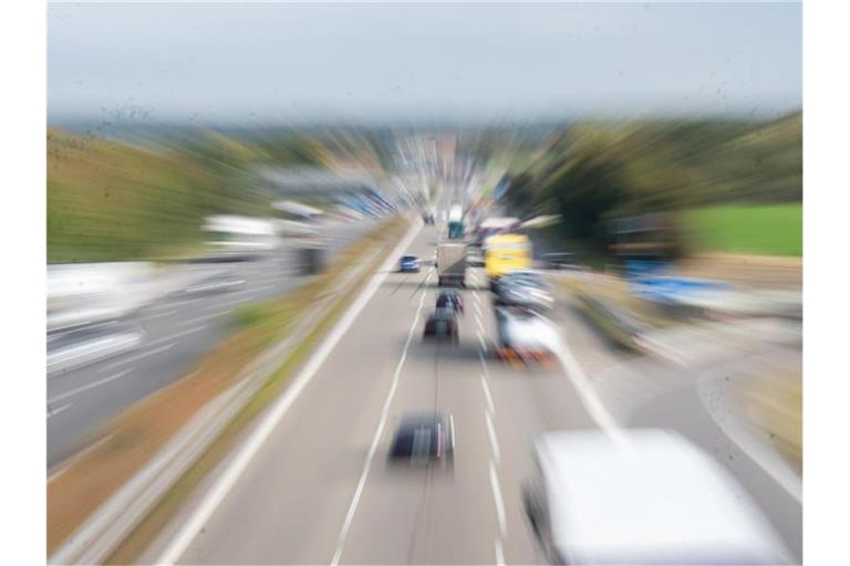 Fahrzeuge fahren auf einer dreispurigen Autobahn. Foto: Bernd Weißbrod/dpa/Symbolbild