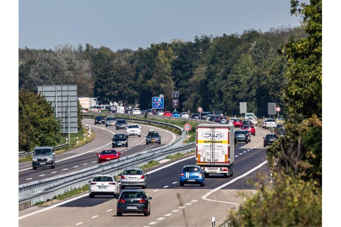 Zum Ferienende weiter Andrang bei Corona-Teststelle auf A5 Fahrzeuge fahren dicht gedrängt auf das Corona-Testzentrum für Reiserückkehrer zu. Foto: Philipp von Ditfurth/dpa/Archivbild