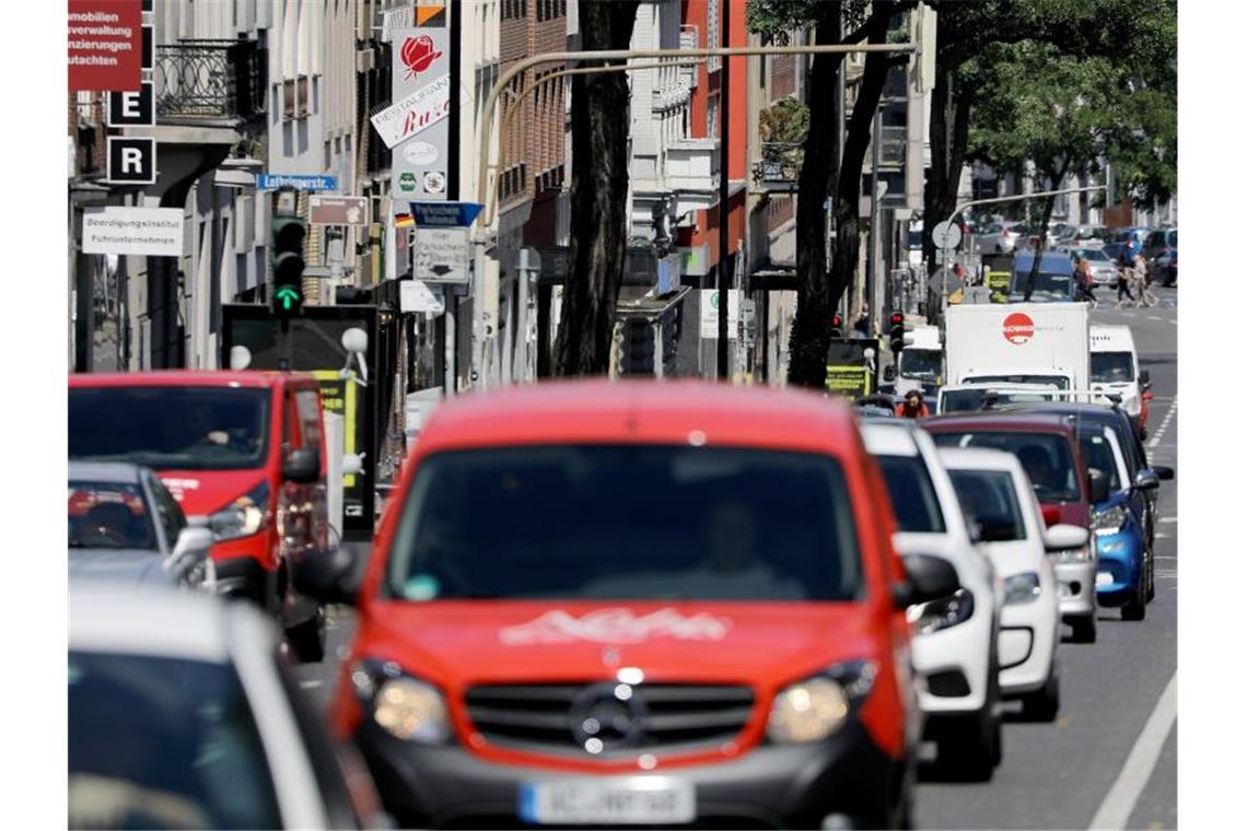 Oberverwaltungsgericht NRW: Fahrverbote nicht zwangsläufig Fahrzeuge fahren durch die Aachener Innenstadt. Foto: Oliver Berg