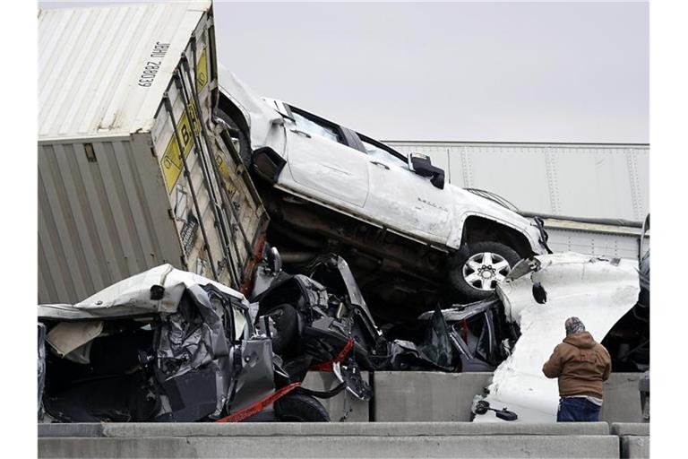 Fahrzeuge stapeln sich nach einem Unfall auf der Interstate 35 in der Nähe von Fort Worth im Bundesstaat Texas. Foto: Lawrence Jenkins/The Dallas Morning News/AP/dpa