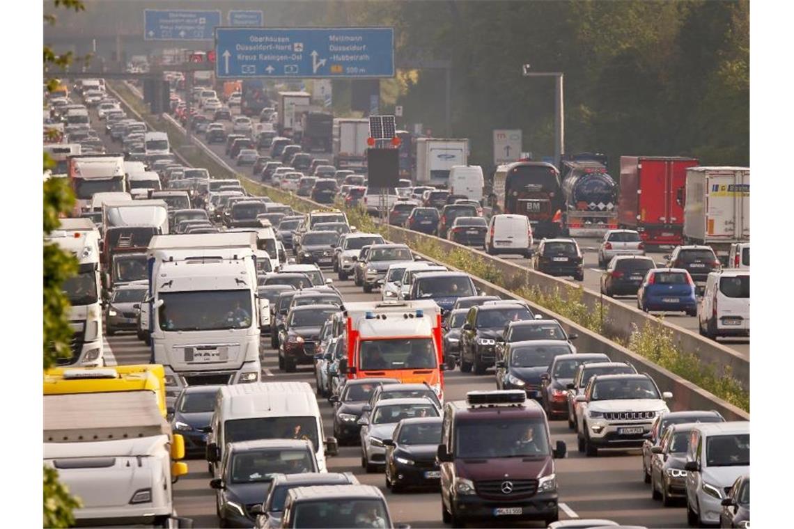 Fahrzeuge stauen sich auf der Autobahn 3 in Nordrhein-Westfalen. Foto: David Young