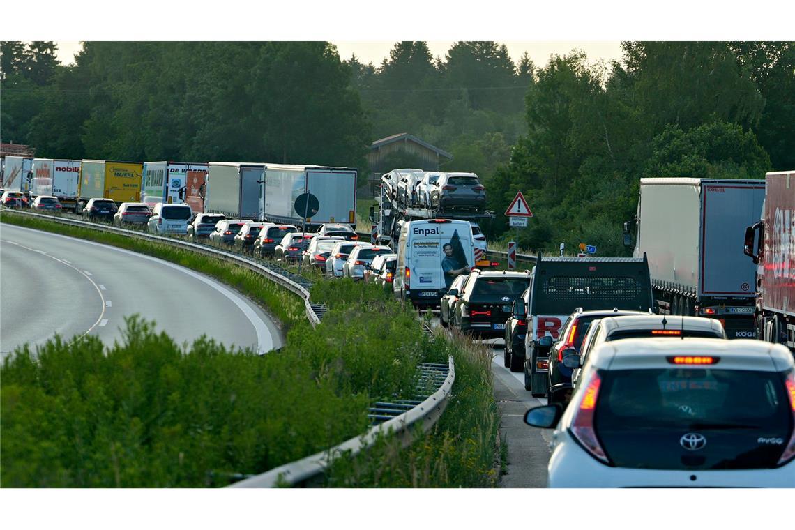 Fahrzeuge stauten sich auf der Autobahn A8 am Chiemsee.