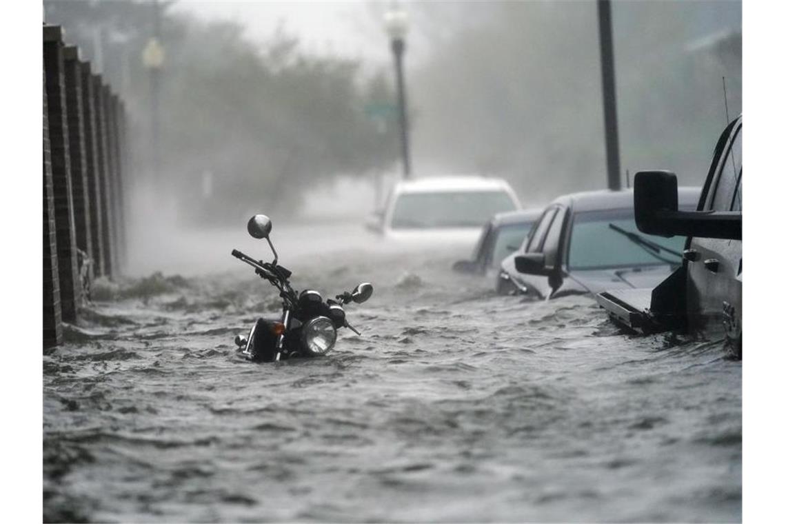 Fahrzeuge stehen auf einer überfluteten Straße in Pensacola, Florida. Hurrikan „Sally“ ist an der US-Golfküste auf Land getroffen. Foto: Gerald Herbert/AP/dpa