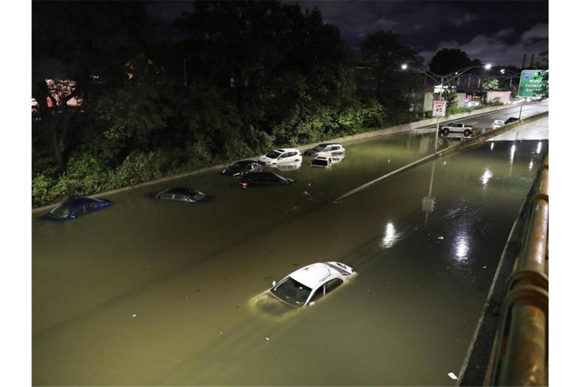 Mehrere Tote nach Extremwetter und Land unter in New York Fahrzeuge stehen im Hochwasser auf einer Straße New Yorks. Foto: Wang Ying/XinHua/dpa