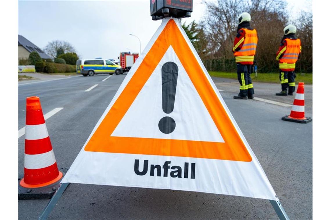 92-Jähriger ohne Führerschein baut den nächsten Unfall Fahrzeuge stehen nach einem Unfall auf der Straße. Foto: Stefan Sauer/dpa/Symbolbild