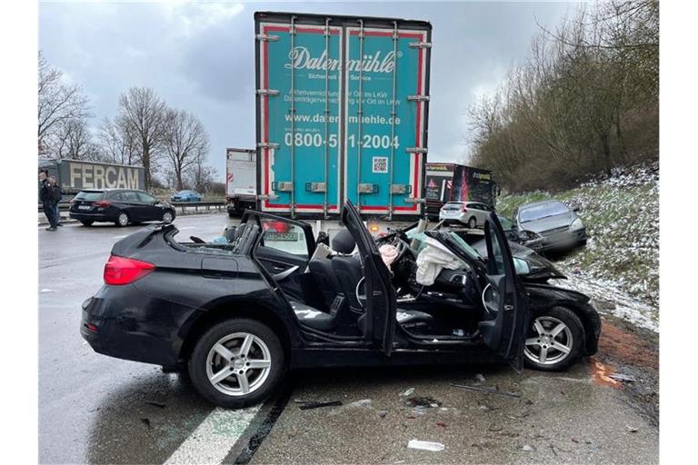 Fahrzeuge stehen quer nach einer Massenkarambolage auf der Autobahn A9. Foto: Michael Schmelzer/Vifogra/dpa