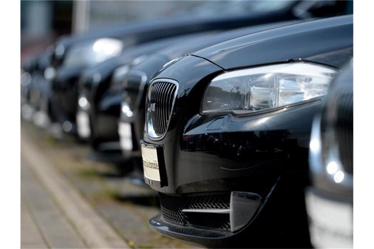 Fahrzeuge stehen vor einem Autohaus. Der Streit um Auto-Kaufanreize verschärft sich. Foto: Ralf Hirschberger/dpa-Zentralbild/dpa