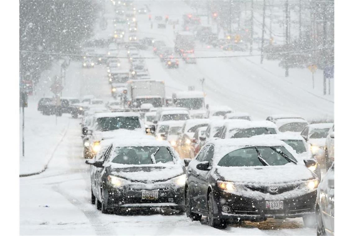 Fahrzeuge stehen während eines Schneesturms in der Stadt Towson im Bundesstaat Maryland im Stau. Foto: Julio Cortez/AP/dpa