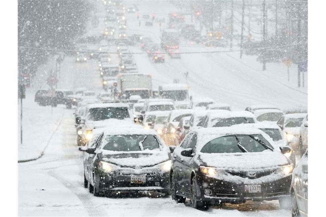 Mehrere Tote bei Wintereinbruch im Nordosten der USA Fahrzeuge stehen während eines Schneesturms in der Stadt Towson im Bundesstaat Maryland im Stau. Foto: Julio Cortez/AP/dpa