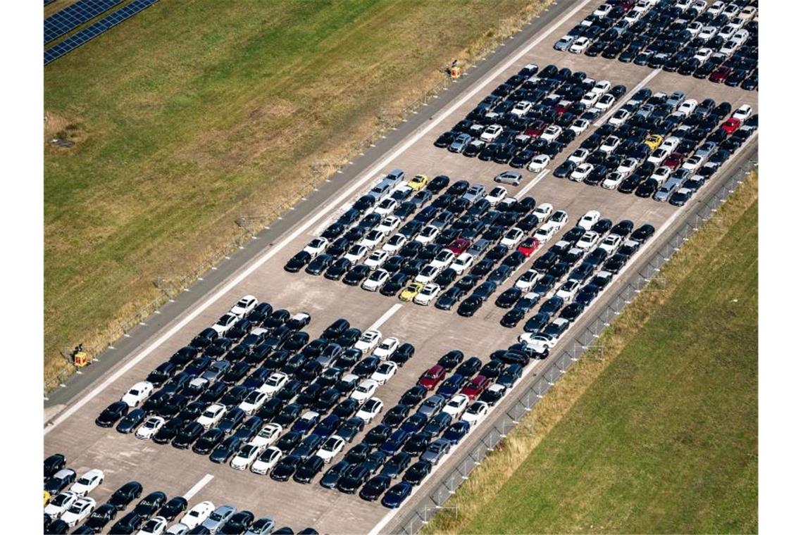 Fahrzeuge von Mercedes auf dem ehemaligen Flugplatz Ahorn. Foto: Mohssen Assanimoghaddam/dpa