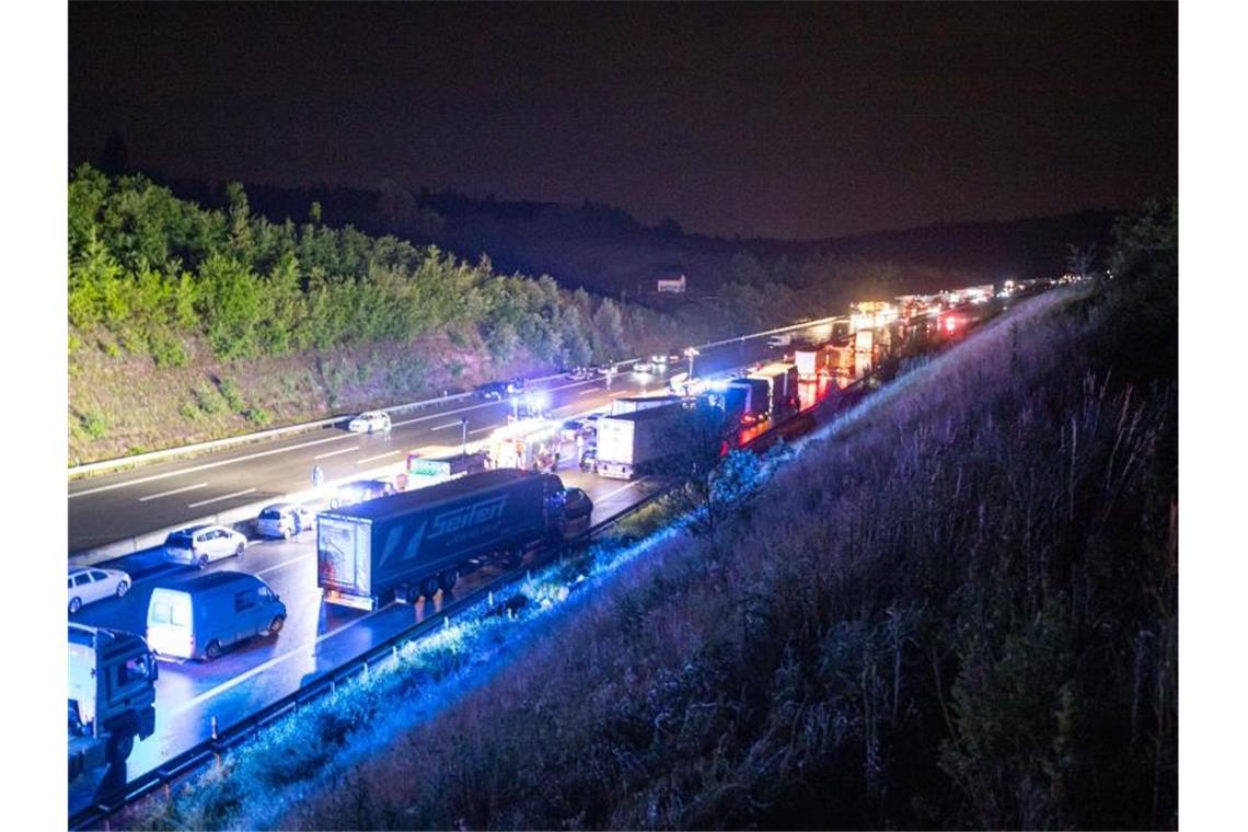 Fahrzeugen stehen in einem Stau auf der Autobahn 8. Foto: Simon Adomat/VMD-Images/dpa