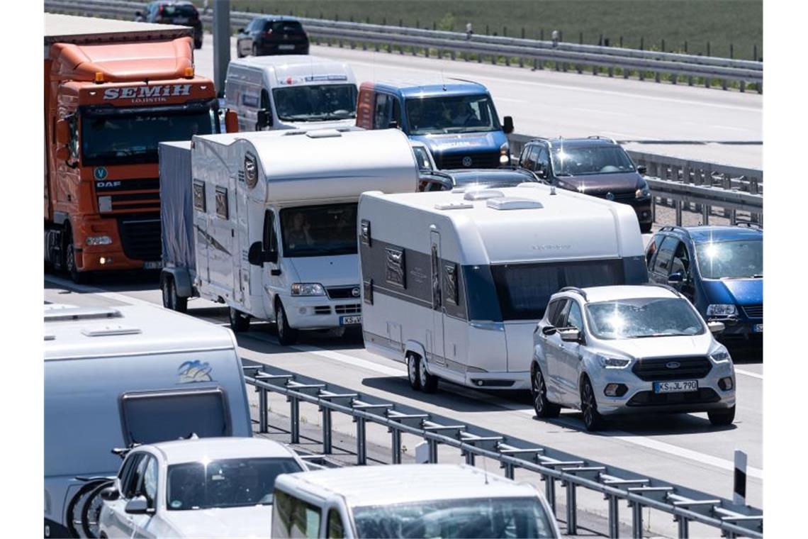 Ruhiger Pfingstverkehr im Südwesten Fahrzeugkolonnen schieben sich im Stau über die Autobahn. Foto: Peter Steffen/dpa/Symbolbild