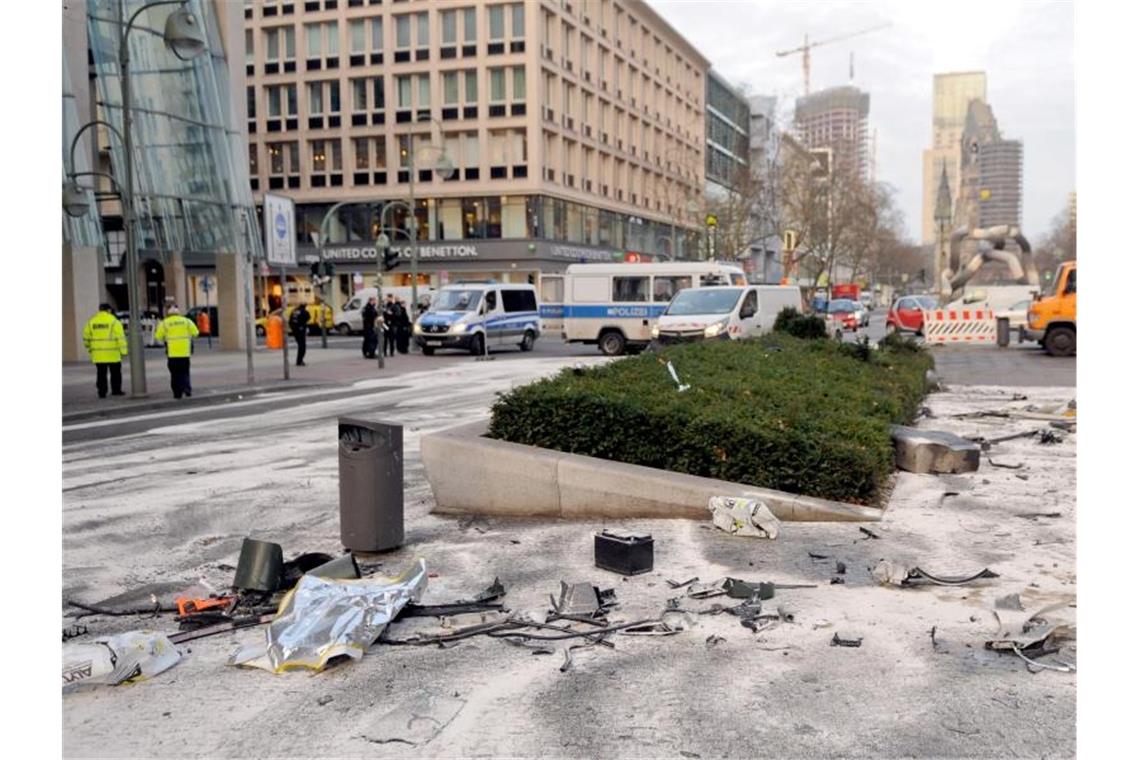 Fahrzeugteile liegen im Februar 2016 nach dem illegalen Autorennen in der Tauentzienstraße in Berlin. Foto: Britta Pedersen/dpa-Zentralbild/dpa