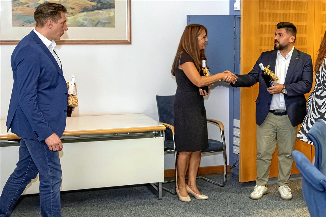 Fairer Handschlag am Wahlabend, doch Sabine Welte-Hauff und Vatan Ukaj bleiben bis zur Stichwahl in Aspach am 11. Oktober Konkurrenten. Foto: Dietmar van der Linden