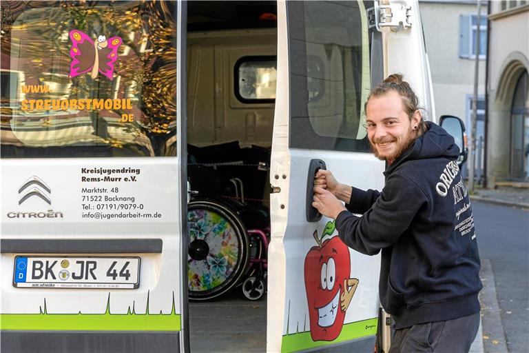 Falk Wahl aus Oppenweiler hat sich für ein Freiwilliges Soziales Jahr beim Kreisjugendring entschieden. Foto: Alexander Becher