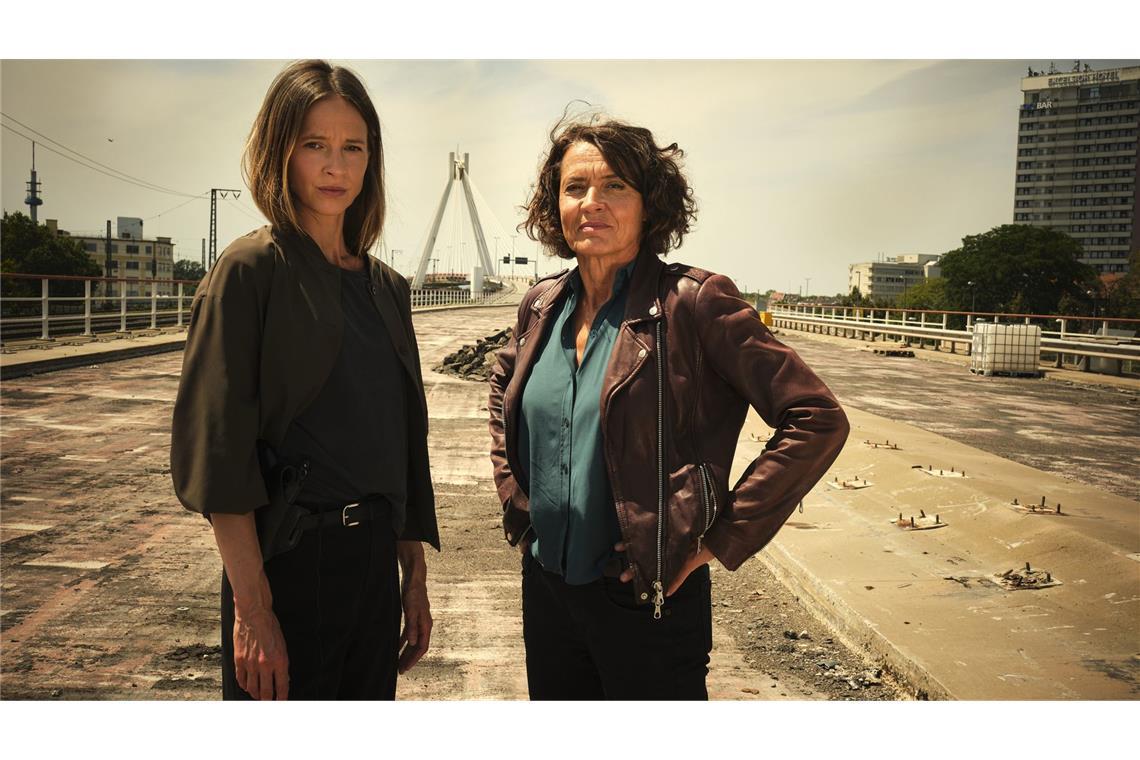 Fall gelöst, Täter in den Tod getrieben: Die Ludwigshafener Kommissarinnen Lena Odenthal (Ulrike Folkerts, re.) und Johanna Stern (Lisa Bitter) bleiben deprimiert zurück.