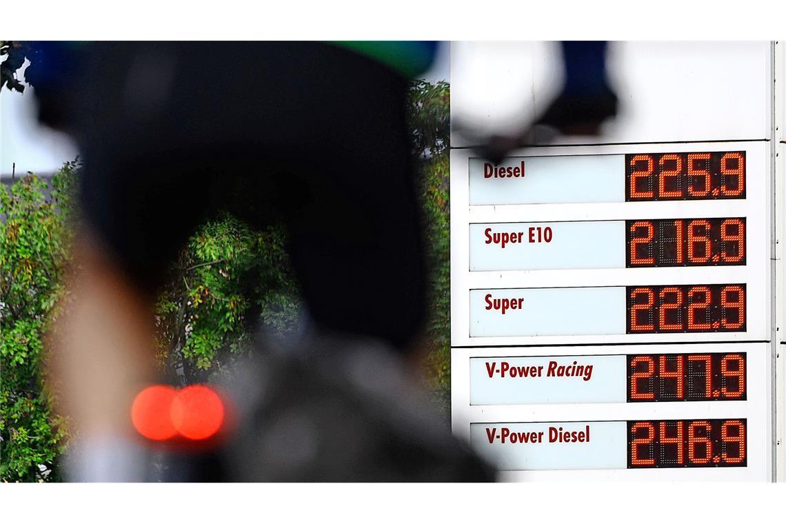 Fallen die Literpreise für Super und Diesel nach dem 1. Mai wieder unter die Zwei-Euro-Marke?