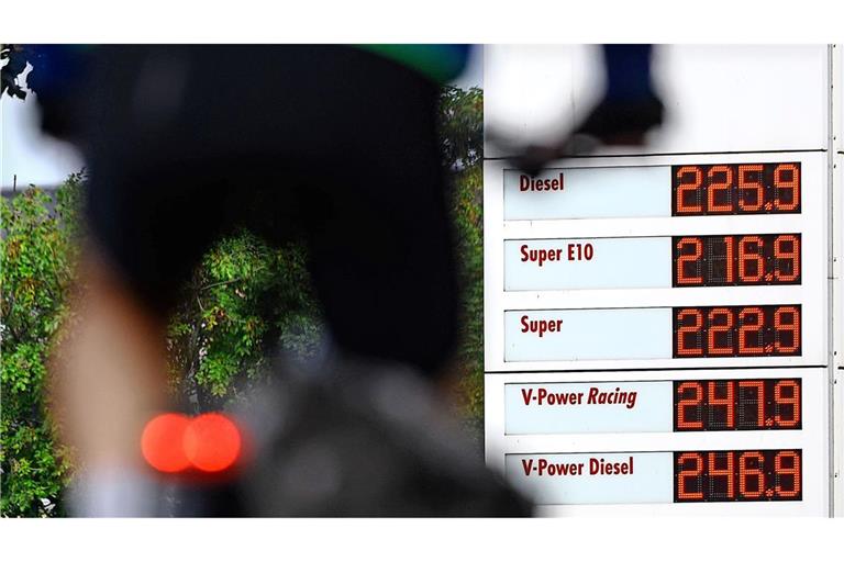 Fallen die Literpreise für Super und Diesel nach dem 1. Mai wieder unter die Zwei-Euro-Marke?