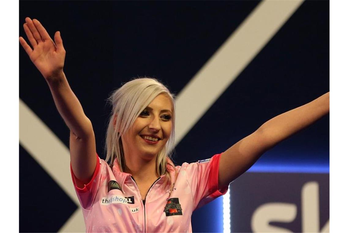 Fallon Sherrock, die derzeit beste Frau im Darts. Foto: Steven Paston/PA Wire/dpa