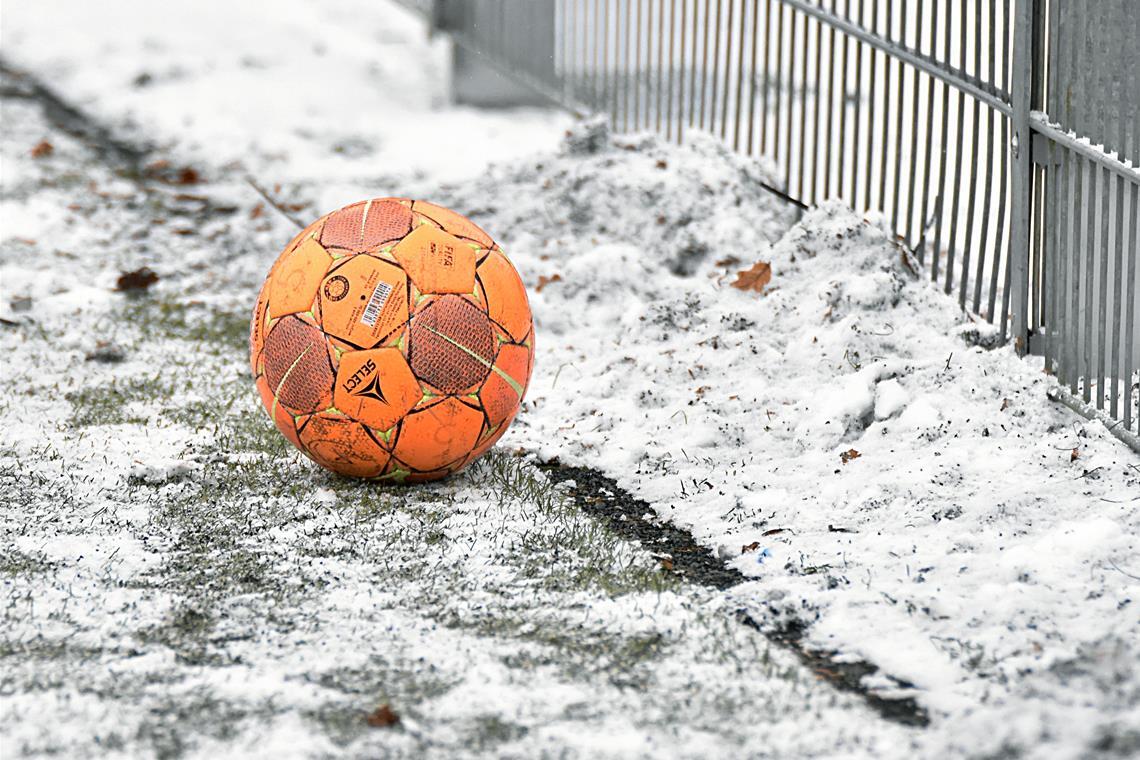 Falls der Schnee tatsächlich taut, soll der Ball am Wochenende noch einmal rollen. Foto: Tobias Sellmaier