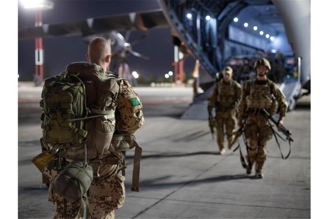 Luftbrücken-Ende: Tausende noch auf deutscher Ausreiseliste Fallschirmjäger der Bundeswehr haben Kabul verlassen und kommen in Taschkent an. Foto: Marc Tessensohn/Bundeswehr/dpa