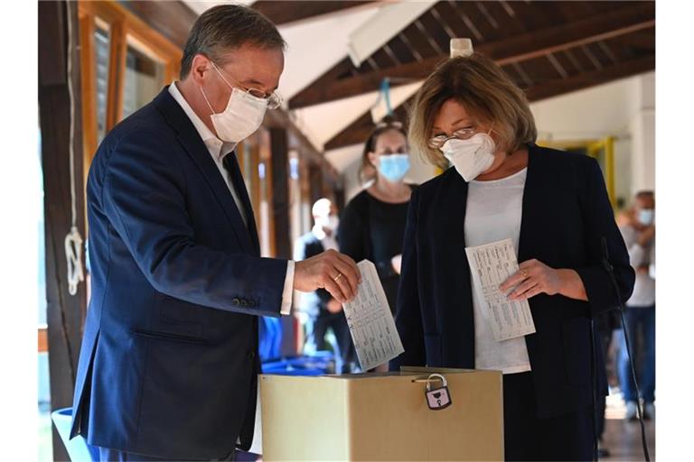 Falsch gefaltet: Armin Laschet und seine Frau Susanne stecken ihre Wahlscheine in die Urne. Foto: Federico Gambarini/dpa-Pool/dpa