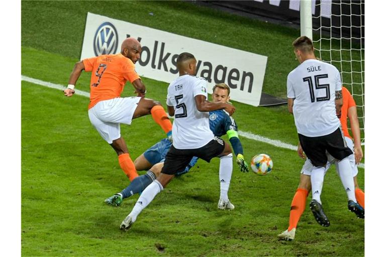 Falsches Gehäuse: Jonathan Tah traf per Eigentor zum 1:1 für die Niederlande. Foto: Axel Heimken