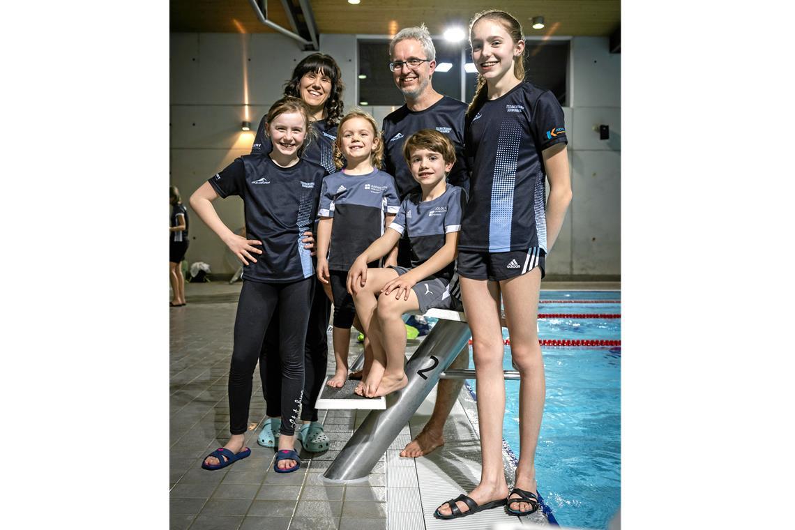 Die Kleinste ist die nächste Wasserratte Familie Bartsch mit Mutter Kathrin und Vater Andreas sowie den Kindern Lavinia, Valentina, Julius und Amalia (von links) fühlt sich im Schwimmbad sichtlich wohl. Foto: Alexander Becher