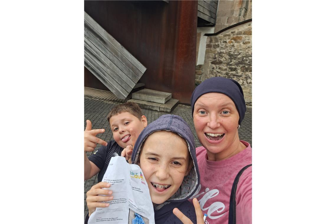 Familie Feucht wählt als Fotomotiv den Eingang zum Turm hinauf.