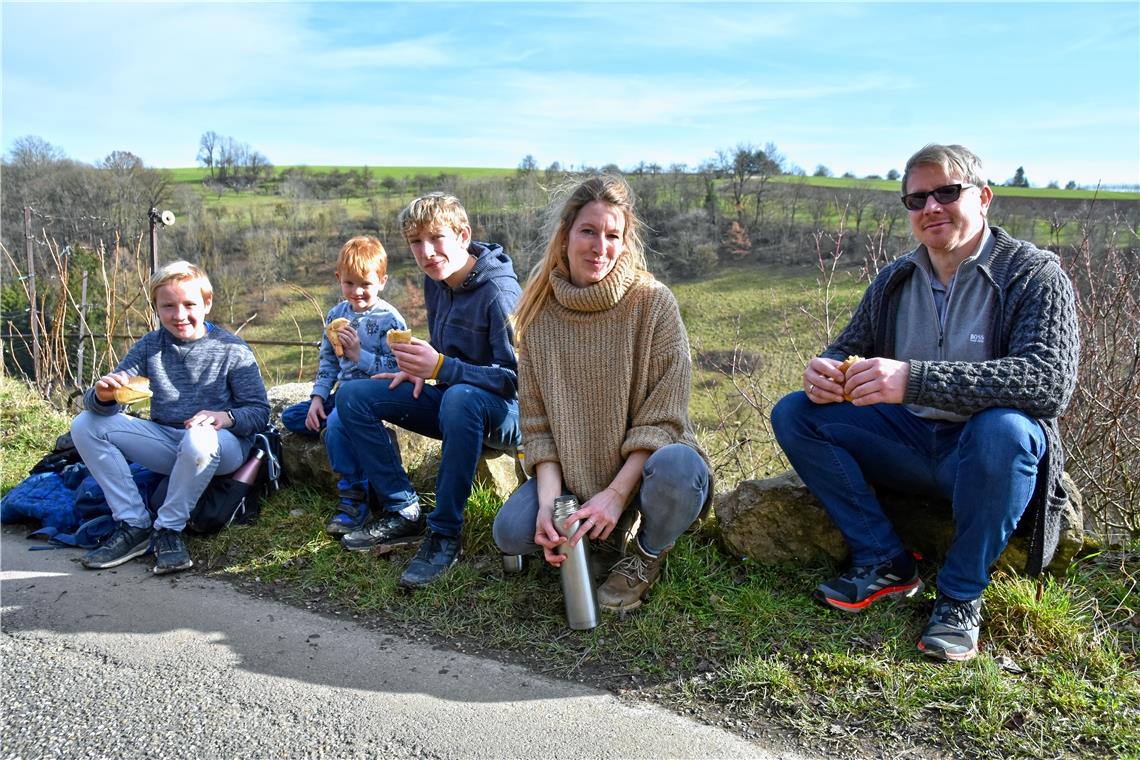 „Das hier ist mein Erholungsgebiet!“ Familie Fritz aus Freiberg informiert sich mit einer Wander-App über interessante Wanderstrecken.