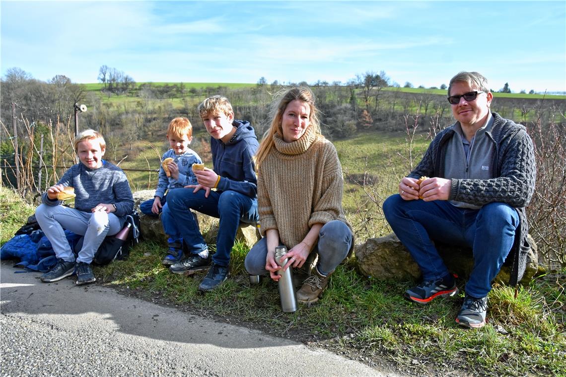 Familie Fritz aus Freiberg informiert sich mit einer Wander-App über interessante Wanderstrecken.