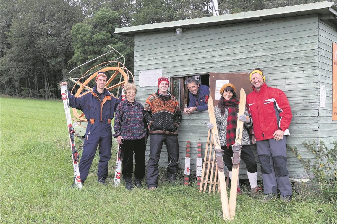 „Wir haben jedes Jahr draufgelegt“ Familie Greiner steht zum letzten Mal am Skilift – zum Fototermin (von links): Tobias Greiner (Enkel), Ruth Greiner (Besitzerin), Marius Pflaum (Enkel), Rolf Greiner (Sohn), Suse Greiner-Pflaum (Tochter) und Klaus Greiner (Sohn). Foto: J. Fiedler