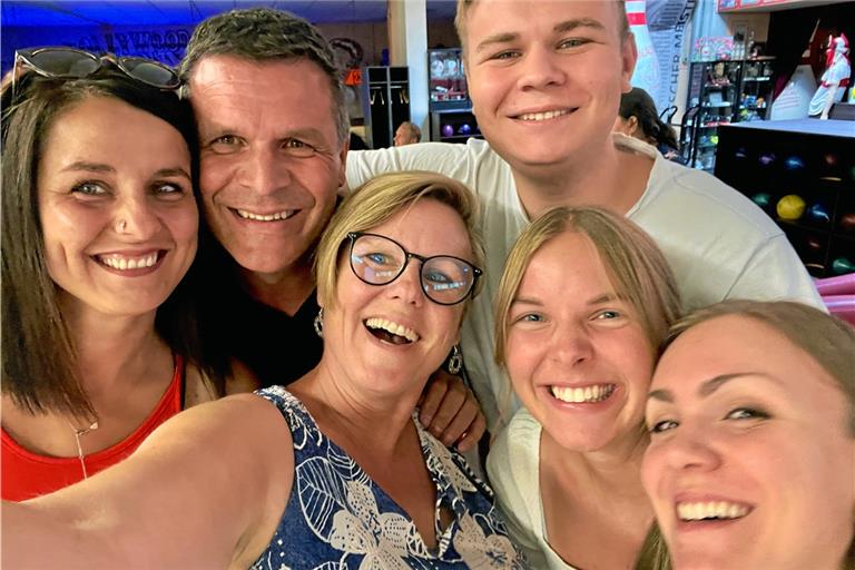Familie Hönig ist plötzlich zu sechst (von links): Ancsa (33), Ulrich (52), Mirjam (49), Finn (17), Anna (21) und Lena (24). Fotos: privat
