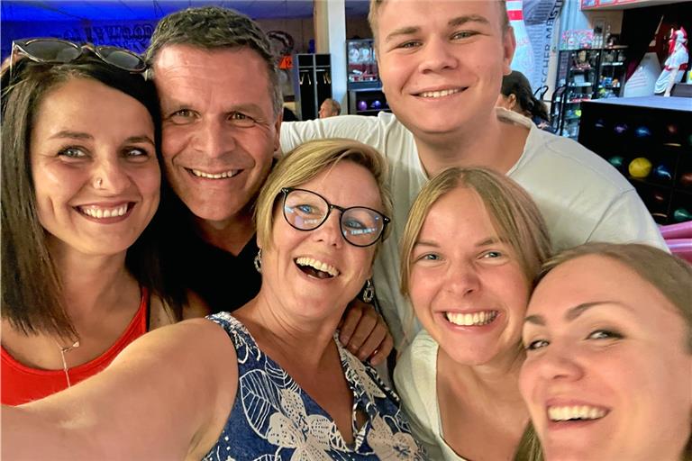 Familie Hönig ist plötzlich zu sechst (von links): Ancsa (33), Ulrich (52), Mirjam (49), Finn (17), Anna (21) und Lena (24). Fotos: privat