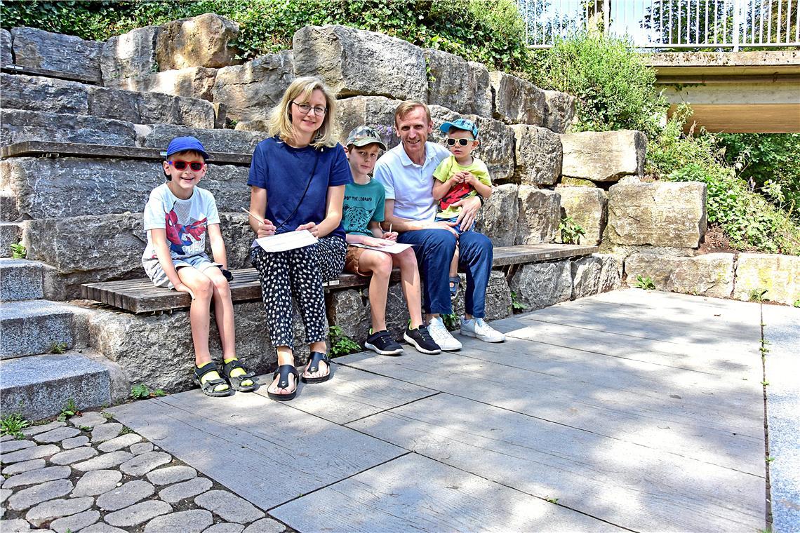 In Sulzbach werden nicht nur Rätsel gelöst Familie Klass steuert zielsicher den Landschaftspark am Fischbach als erste Station an. Fotos: Tobias Sellmaier
