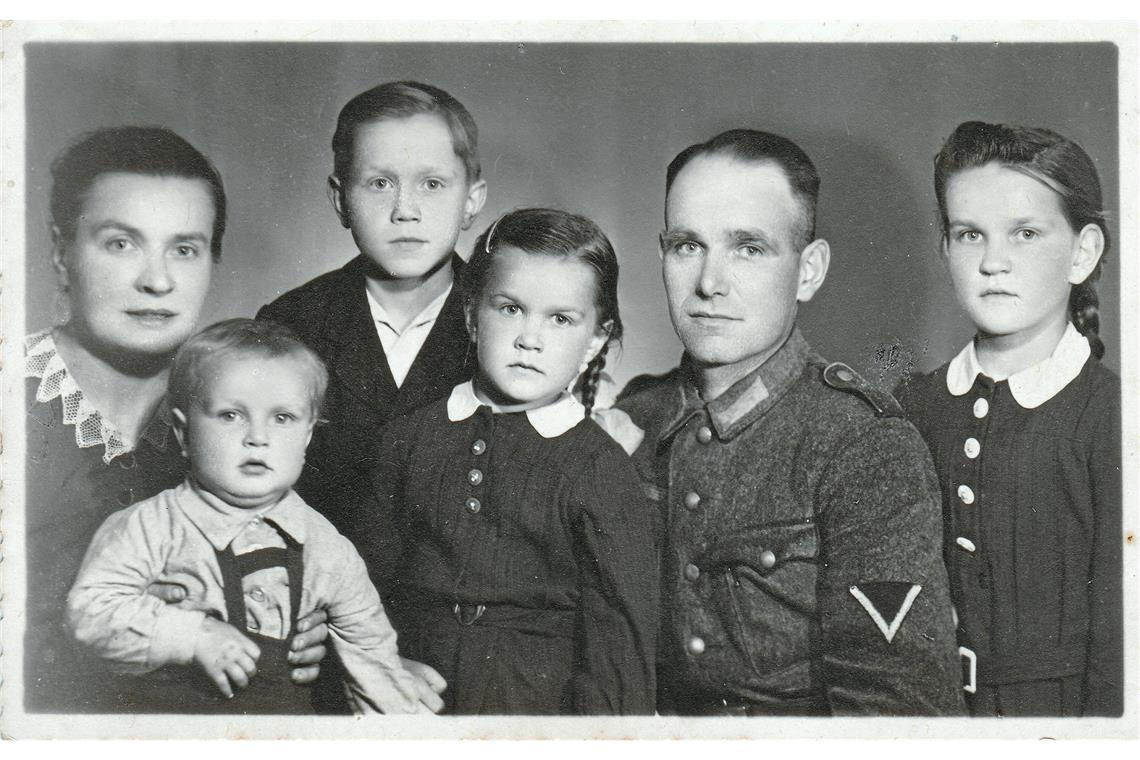 „Die Kinder hat man uns gelassen“ Familie Layher 1944: Marie und Karl Layher 1944 mit ihren Kindern (von links) Karl-Heinz, Wilhelm, Christa und Anneliese. Wenig später musste der Familienvater wieder in den Kriegseinsatz, aus dem er nicht zurückkehrte.Fotos: privat