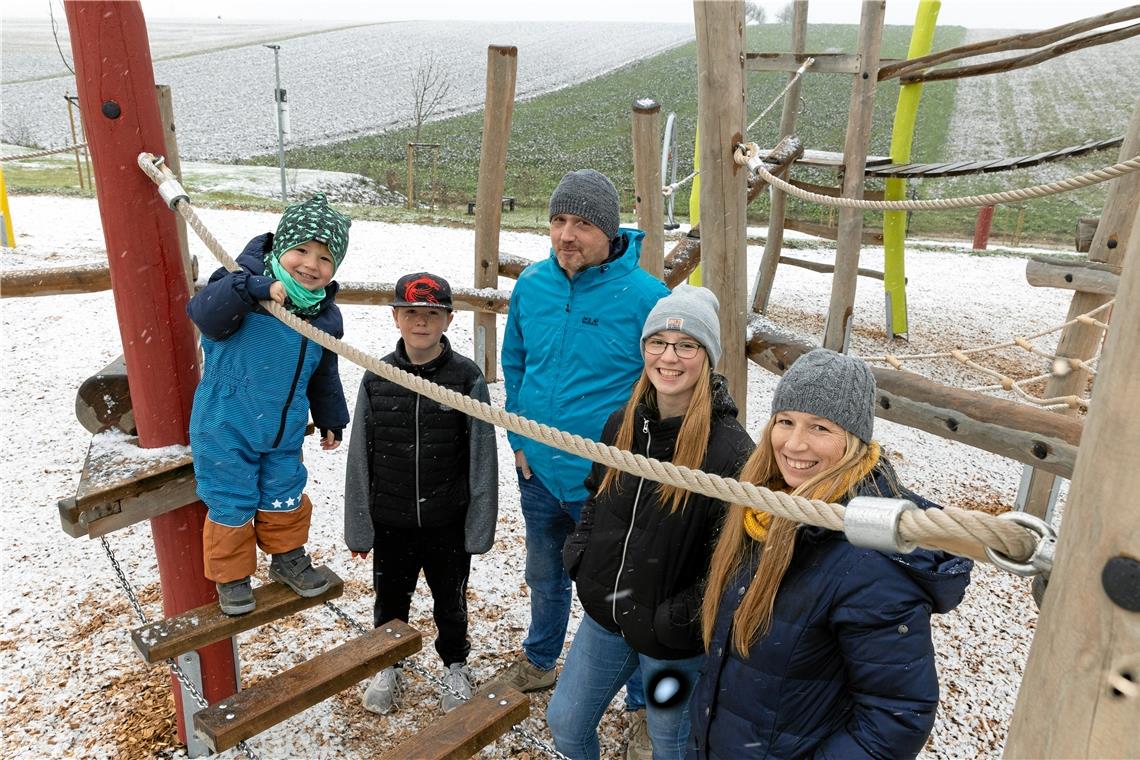 Familie Leo, Johannes, Michael, Josephin und Annett Berger (von links) hat Spaß auf dem Spielplatz. Da spielt es auch keine Rolle, dass der Altersabstand der Kinder zwölf Jahre beträgt.  Foto: A. Becher